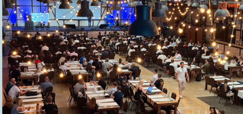 Zdjęcie z 23 edycji semKRK przedstawiające tłum ludzi na konferencji.