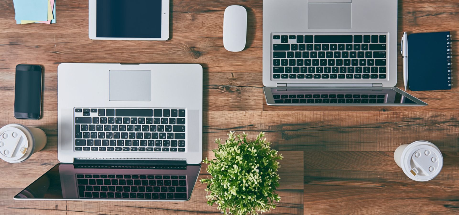 Pakowanie zamówień przy laptopie w sklepie hurtowym i detalicznym
